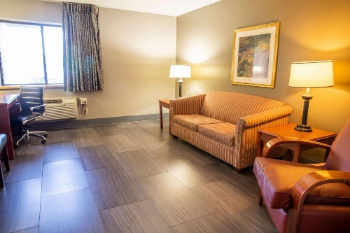 La Quinta Inn & Suites by Wyndham Milwaukee Airport / Oak Creek image 1