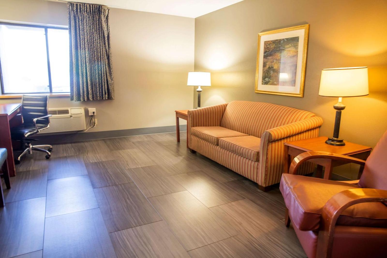 La Quinta Inn & Suites by Wyndham Milwaukee Airport / Oak Creek