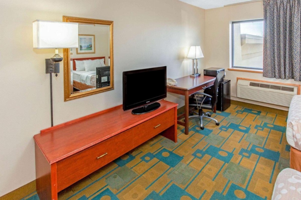 La Quinta Inn & Suites by Wyndham Milwaukee Airport / Oak Creek Image 10