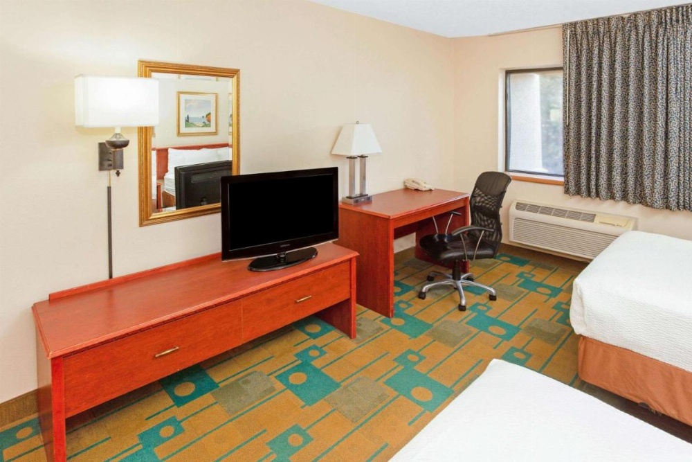 La Quinta Inn & Suites by Wyndham Milwaukee Airport / Oak Creek Image 11