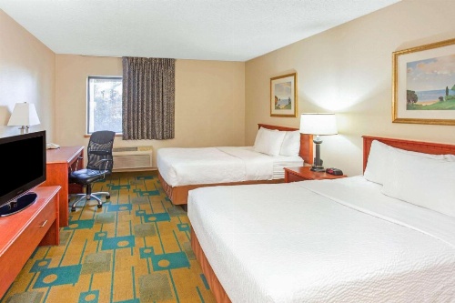 La Quinta Inn & Suites by Wyndham Milwaukee Airport / Oak Creek image 13