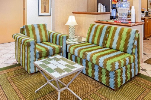 La Quinta Inn & Suites by Wyndham Milwaukee Airport / Oak Creek image 14