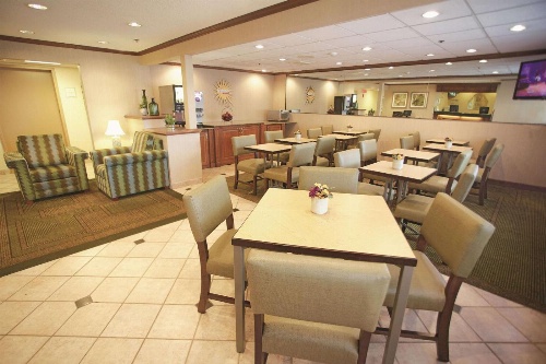La Quinta Inn & Suites by Wyndham Milwaukee Airport / Oak Creek image 2