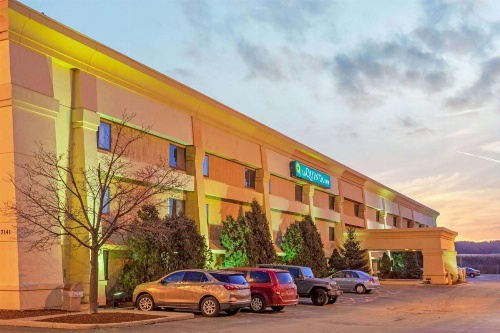 La Quinta Inn & Suites by Wyndham Milwaukee Airport / Oak Creek image 21