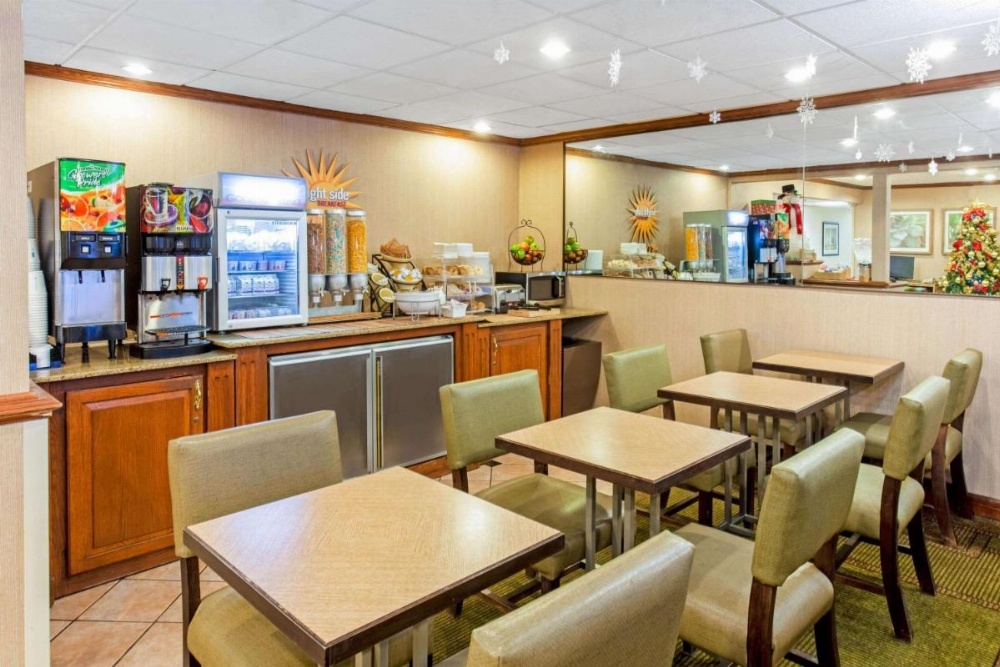 La Quinta Inn & Suites by Wyndham Milwaukee Airport / Oak Creek Image 26