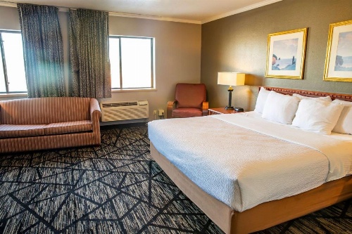 La Quinta Inn & Suites by Wyndham Milwaukee Airport / Oak Creek image 30