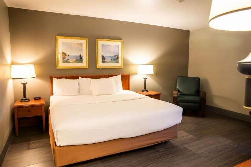 La Quinta Inn & Suites by Wyndham Milwaukee Airport / Oak Creek image 33