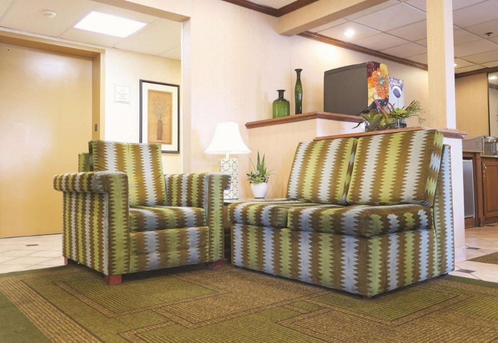 La Quinta Inn & Suites by Wyndham Milwaukee Airport / Oak Creek Image 6