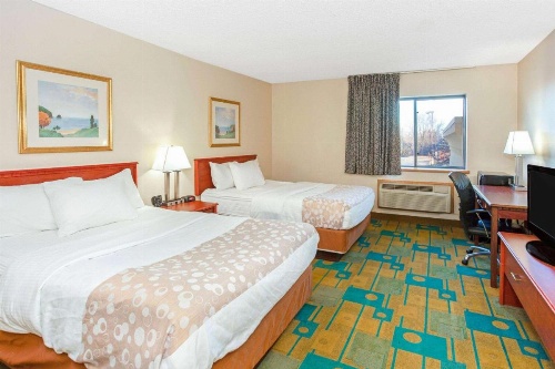 La Quinta Inn & Suites by Wyndham Milwaukee Airport / Oak Creek image 8