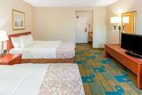 La Quinta Inn & Suites by Wyndham Milwaukee Airport / Oak Creek image 9